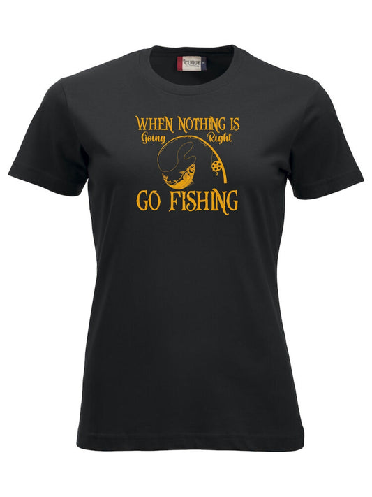 WHEN NOTHING IS GOING RIGHT GO FISHING - T-SKJORTE - dame